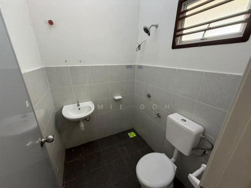 1-storey Terraced House for Rent in Ayer Molek (Melaka) - Camie Goh - Bathroom - PropertyGuru.com.my