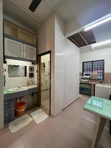 Rumah Teres 1.5-Tingkat untuk Dijual di Taman Molek (Johor Bahru) - Alviss Tay - Bathroom - PropertyGuru.com.my