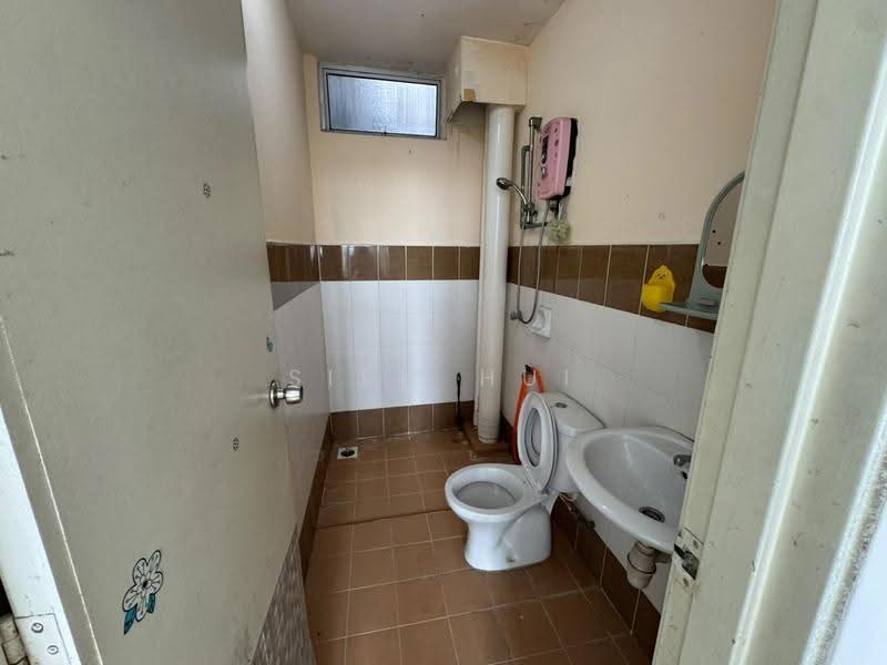 Pangsapuri untuk Dijual di Kipark Apartment - Siew Hui - Bathroom - PropertyGuru.com.my