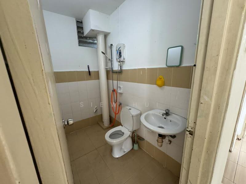 Pangsapuri untuk Dijual di Kipark Apartment - Siew Hui - Bathroom - PropertyGuru.com.my