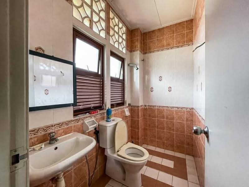 Bungalow House for Sale in Kota Seriemas (Nilai) - Izzati Mat - Bathroom - PropertyGuru.com.my