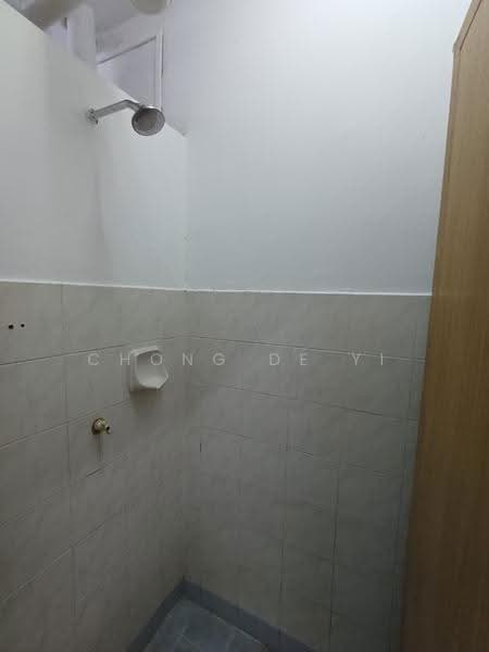Apartment for Sale at Putra Permai Block B - Chong De Yi - Bathroom - PropertyGuru.com.my