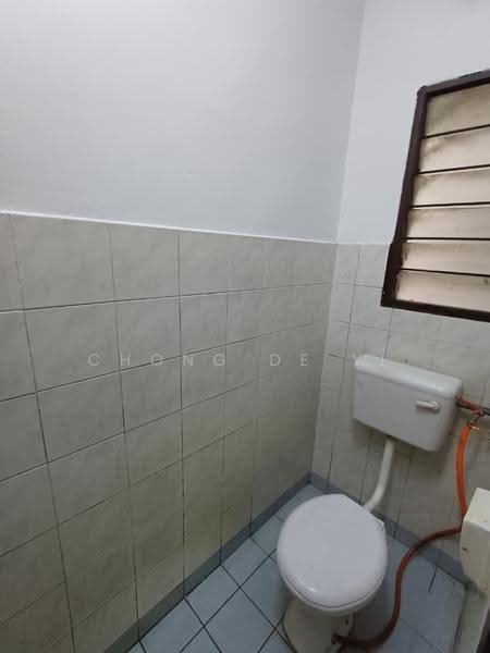 Apartment for Sale at Putra Permai Block B - Chong De Yi - Bathroom - PropertyGuru.com.my