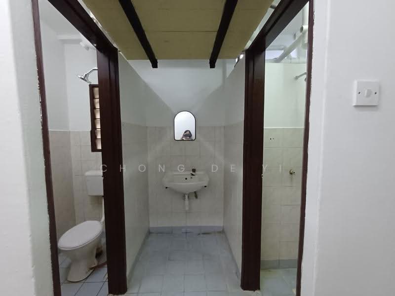 Apartment for Sale at Putra Permai Block B - Chong De Yi - Bathroom - PropertyGuru.com.my