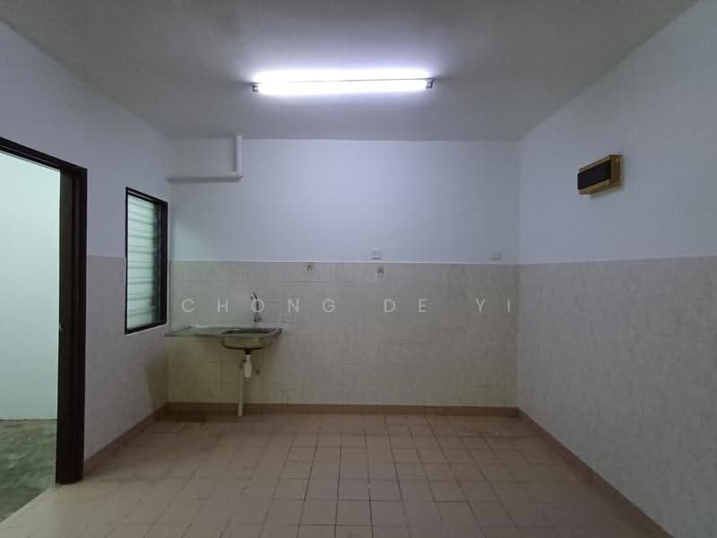 Apartment for Sale at Putra Permai Block B - Chong De Yi - Kitchen - PropertyGuru.com.my