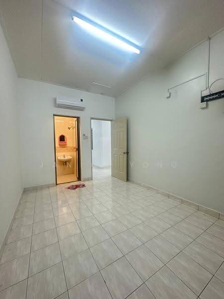 1-storey Terraced House for Rent in Bandar Baru Permas Jaya (Permas Jaya) - Janice Yong - Bathroom - PropertyGuru.com.my