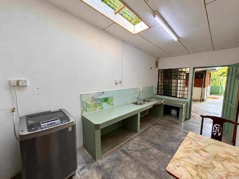 1-storey Terraced House for Sale in Sungai Siput (Perak) - Qazin Khoo - Kitchen - PropertyGuru.com.my