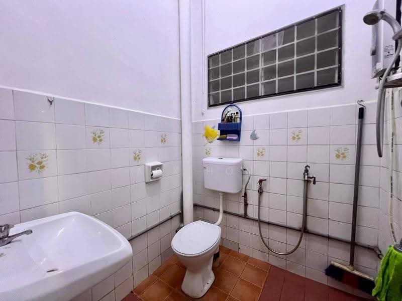 1-storey Terraced House for Sale in Johor Bahru (Johor) - Ask Hon - Bathroom - PropertyGuru.com.my