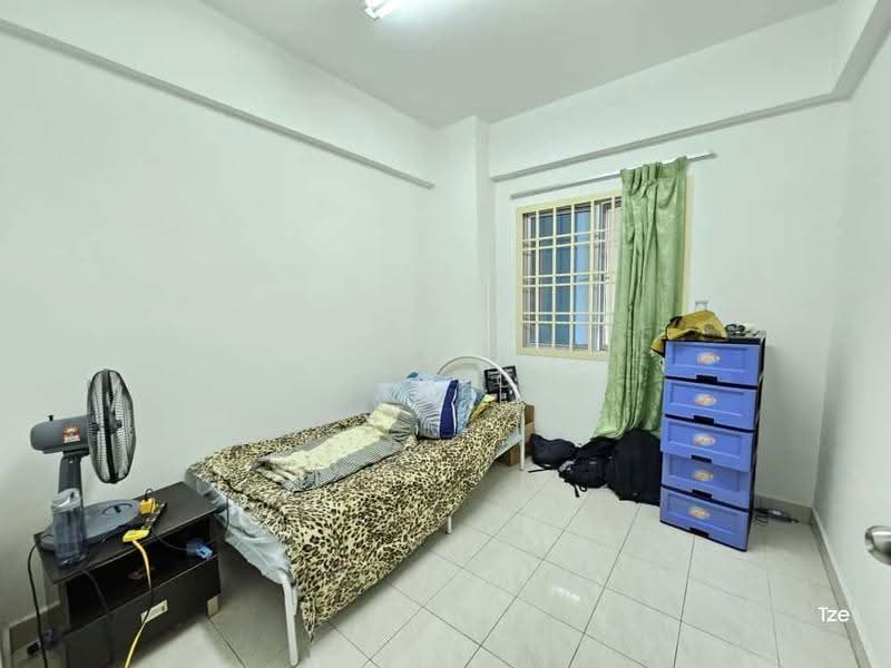 Pangsapuri untuk Dijual di Permas Ville Apartment - Smith Goh - Bedroom - PropertyGuru.com.my