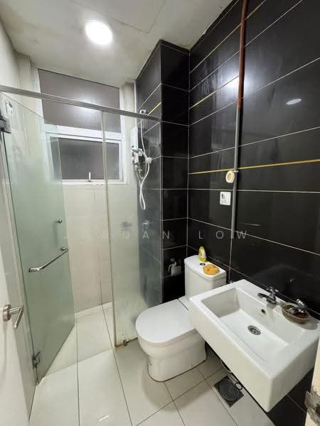 Kediaman Servis untuk Disewa di Skypod Residence - Jordan Low - Bathroom - PropertyGuru.com.my