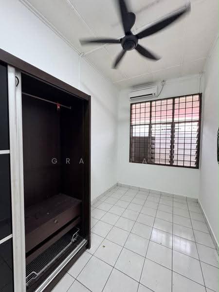 1.5-storey Terraced House for Rent in Taman Molek (Johor Bahru) - Grace Lau - Bedroom - PropertyGuru.com.my