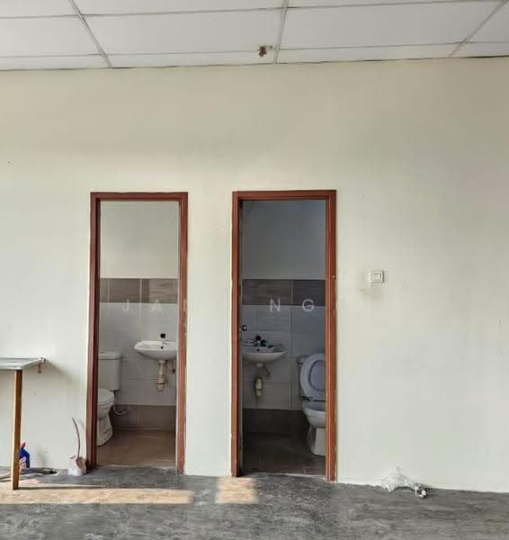 Kedai untuk Disewa di Taman Daya (Johor Bahru) - Jane Ngoi - Bathroom - PropertyGuru.com.my