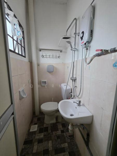 2-storey Terraced House for Rent in Bandar Putra Permai (Seri Kembangan) - Eqhern Oon - Bathroom - PropertyGuru.com.my