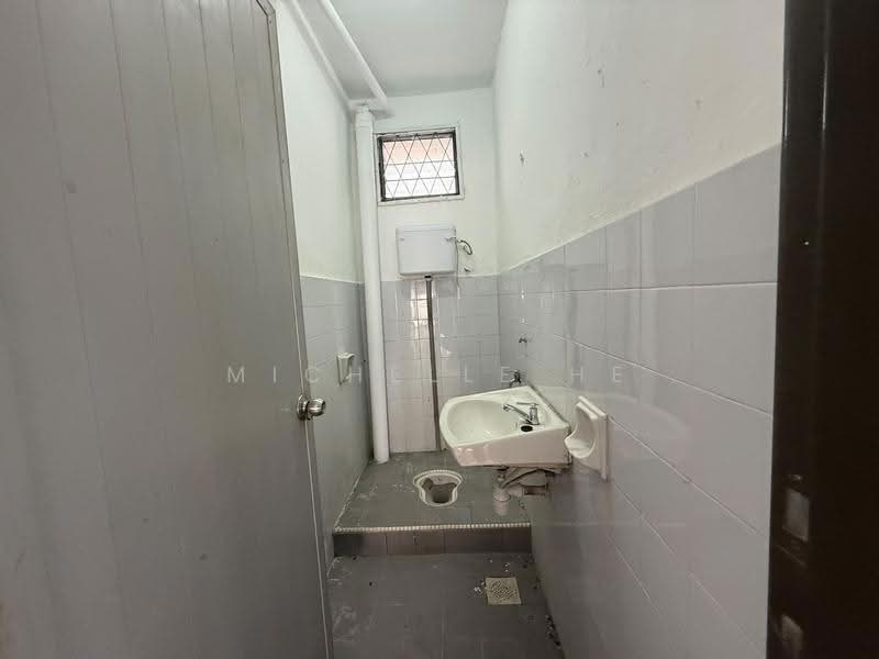 Semi-Detached House for Sale in Taman Bukit Kempas (Tampoi) - Michelle He - Bathroom - PropertyGuru.com.my