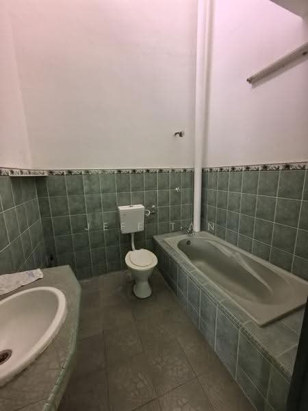 Rumah Teres 2.5-Tingkat untuk Dijual di Taman Puteri Lindungan Bintang (Ipoh) - Jeff Tan - Bathroom - PropertyGuru.com.my