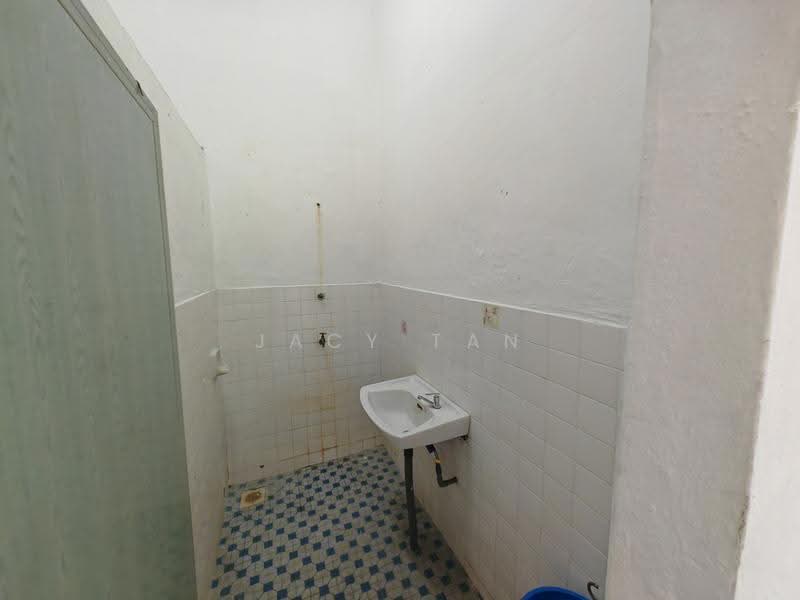 1-storey Terraced House for Rent in Taman Timur (Kulai) - Jacy Tan - Bathroom - PropertyGuru.com.my