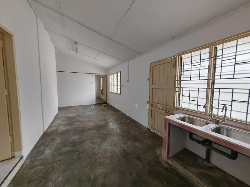 1-storey Terraced House for Rent in Taman Timur (Kulai) - Jacy Tan - Kitchen - PropertyGuru.com.my