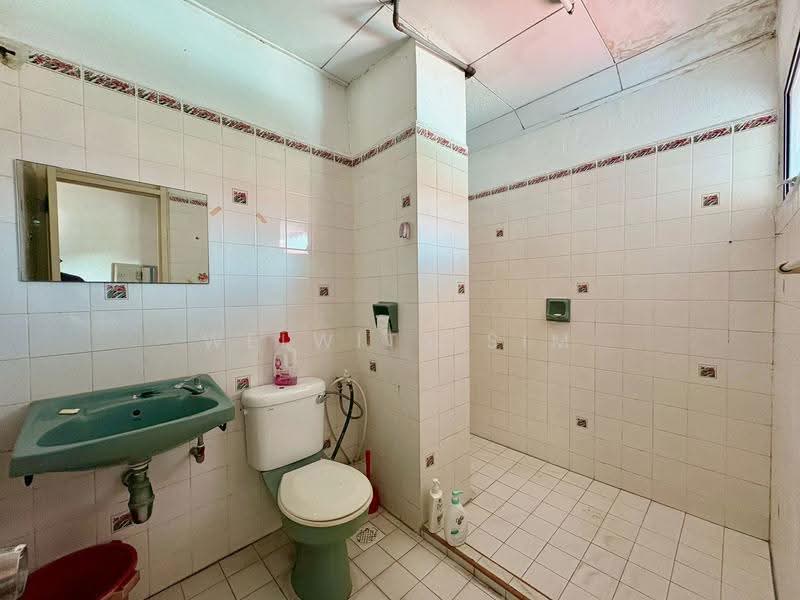 2-storey Terraced House for Sale in Pantai Jerejak (Bayan Lepas) - Welwits Sim - Bathroom - PropertyGuru.com.my