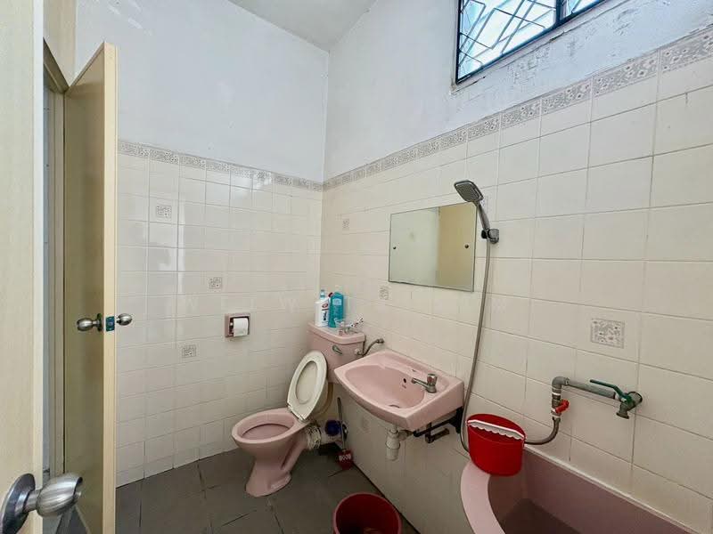 2-storey Terraced House for Sale in Pantai Jerejak (Bayan Lepas) - Welwits Sim - Bathroom - PropertyGuru.com.my