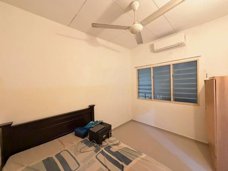 1-storey Terraced House for Sale in Pantai Jerejak (Bayan Lepas) - Welwits Sim - Bedroom - PropertyGuru.com.my