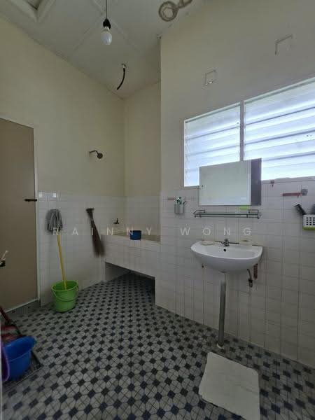 Semi-Detached House for Sale in Medan Terengganu (Jelutong) - Rainny Wong - Bathroom - PropertyGuru.com.my