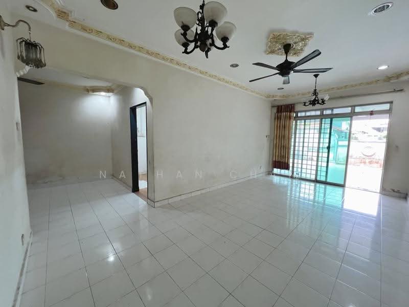 Rumah Teres 1.5-Tingkat untuk Dijual di Taman Gaya (Ulu Tiram) - Nathan Chan - Living Room - PropertyGuru.com.my