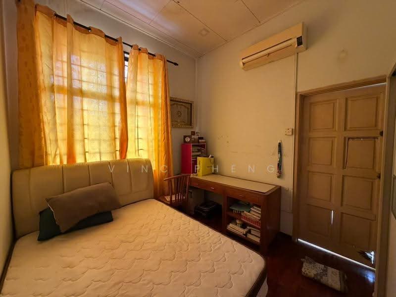 Rumah Berkembar untuk Dijual di Taman Ozana Impian (Bukit Katil) - Vinc Pheng - Bedroom - PropertyGuru.com.my