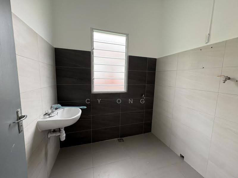 Semi-Detached House for Rent in Island Park (Jelutong) - CY Ong - Bathroom - PropertyGuru.com.my