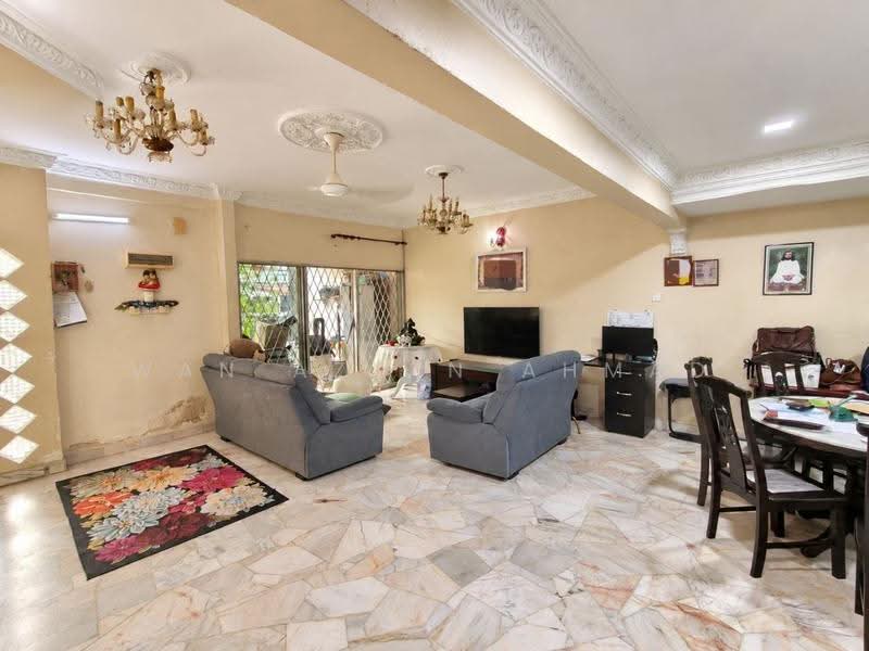 Rumah Teres 2-Tingkat untuk Dijual di Taman Sri Watan (Ampang) - Wan Azlan Ahmad - Living Room - PropertyGuru.com.my