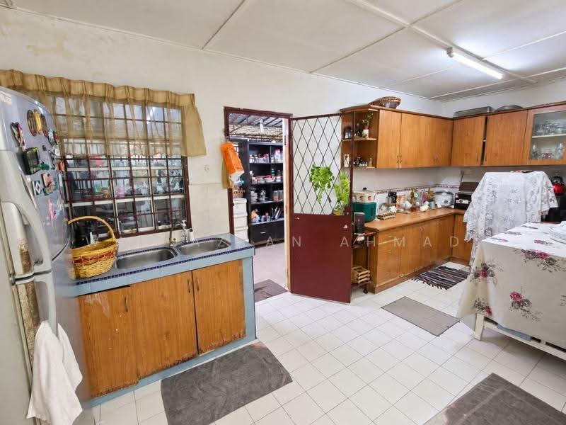 Rumah Teres 2-Tingkat untuk Dijual di Taman Sri Watan (Ampang) - Wan Azlan Ahmad - Kitchen - PropertyGuru.com.my