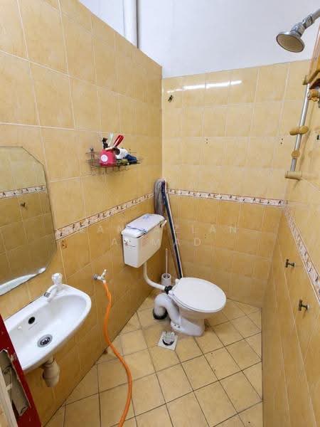 Rumah Teres 2-Tingkat untuk Dijual di Taman Sri Watan (Ampang) - Wan Azlan Ahmad - Bathroom - PropertyGuru.com.my