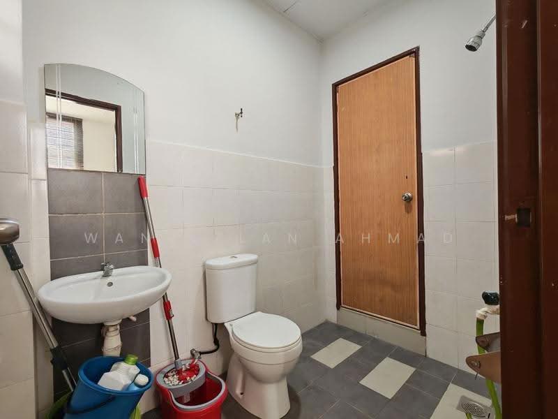 Terraced House for Sale in Sungai Buloh (Selangor) - Wan Azlan Ahmad - Bathroom - PropertyGuru.com.my