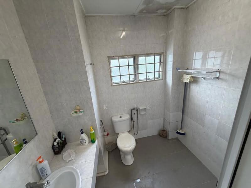 2.5-storey Terraced House for Sale in Bandar Country Homes (Rawang) - SK Luk - Bathroom - PropertyGuru.com.my