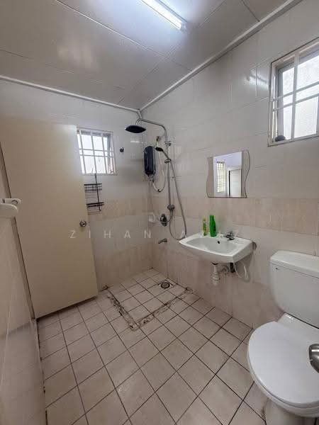 2-storey Terraced House for Rent in Taman Bukit Subang (Shah Alam) - Zihan Aziz - Bathroom - PropertyGuru.com.my