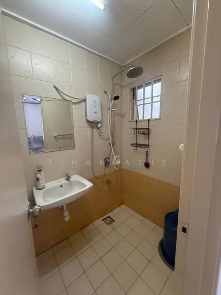 2-storey Terraced House for Rent in Taman Bukit Subang (Shah Alam) - Zihan Aziz - Bathroom - PropertyGuru.com.my