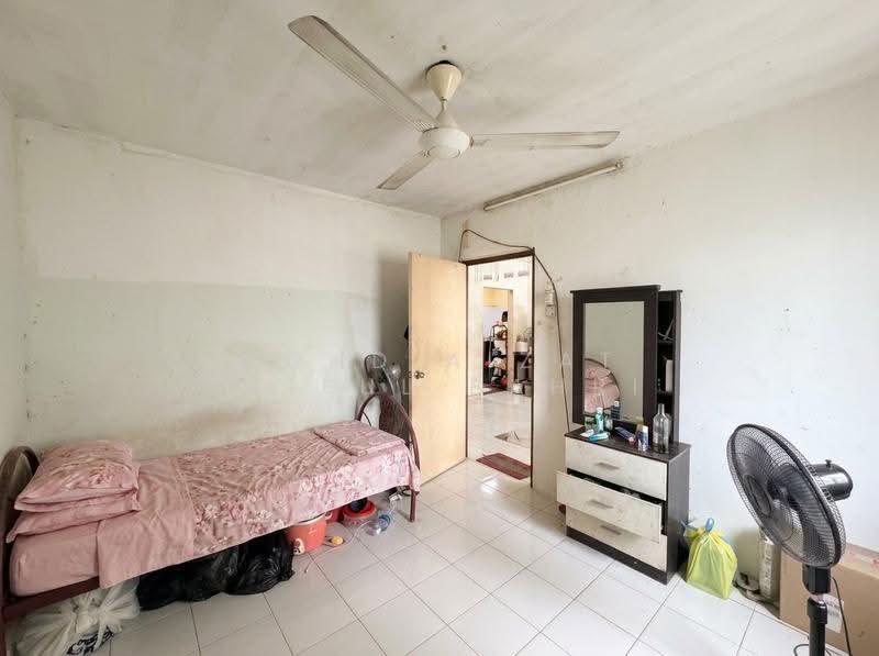 Flat for Sale at Seksyen 16 Bandar Baru Bangi - Mohd Aizat Saiful Bahri - Bedroom - PropertyGuru.com.my