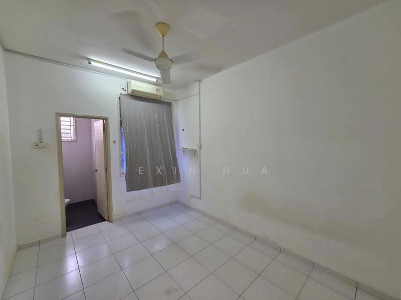 Rumah Teres untuk Dijual di Taman Desa Tebrau (Tebrau) - Kexin Hua - Bathroom - PropertyGuru.com.my