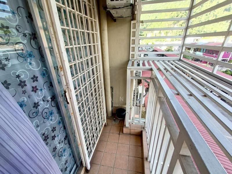 Kondominium untuk Dijual di Pangsapuri Saujana Gombak - Wan Azlan Ahmad - Balcony - PropertyGuru.com.my