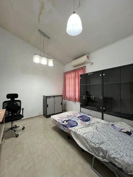 1-storey Terraced House for Rent in Taman Pelangi (Johor Bahru) - Vera Chang - Bedroom - PropertyGuru.com.my