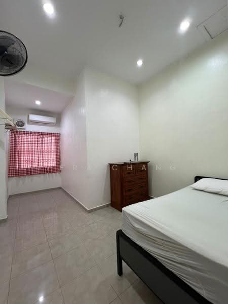 1-storey Terraced House for Rent in Taman Pelangi (Johor Bahru) - Vera Chang - Bedroom - PropertyGuru.com.my