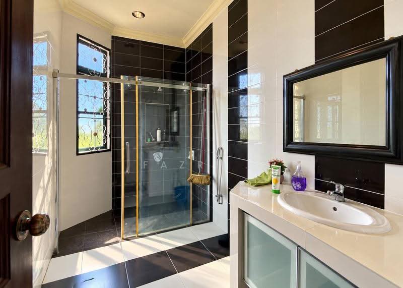 Bungalow House for Sale in Sepang (Selangor) - Fazri . - Bathroom - PropertyGuru.com.my