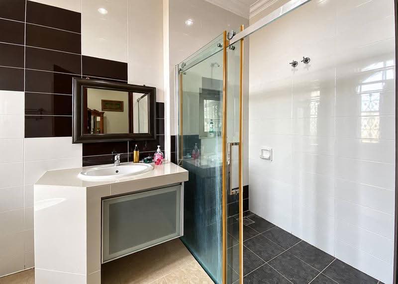 Bungalow House for Sale in Sepang (Selangor) - Fazri . - Bathroom - PropertyGuru.com.my