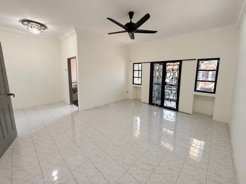2-storey Terraced House for Sale in Taman Ampang (Ipoh) - Qazin Khoo - Living Room - PropertyGuru.com.my