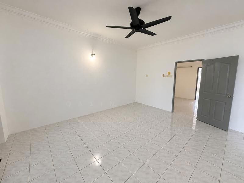 2-storey Terraced House for Sale in Taman Ampang (Ipoh) - Qazin Khoo - Living Room - PropertyGuru.com.my