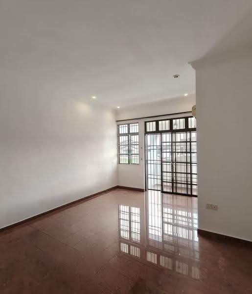Rumah Teres 2-Tingkat untuk Dijual di Taman Desa Cemerlang (Ulu Tiram) - Iden Tan - Living Room - PropertyGuru.com.my