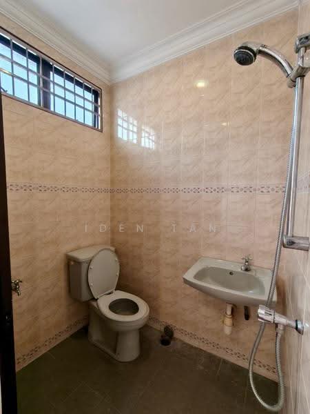 Rumah Teres 2-Tingkat untuk Dijual di Taman Desa Cemerlang (Ulu Tiram) - Iden Tan - Bathroom - PropertyGuru.com.my