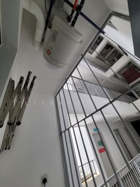 Pangsapuri untuk Disewa di Crescent Bay Suites (Teluk Bayu) - Bernard Lim - Corridor - PropertyGuru.com.my