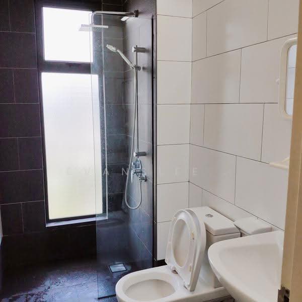 Kediaman Servis untuk Disewa di Univ 360 Place - Evanslee . - Bathroom - PropertyGuru.com.my