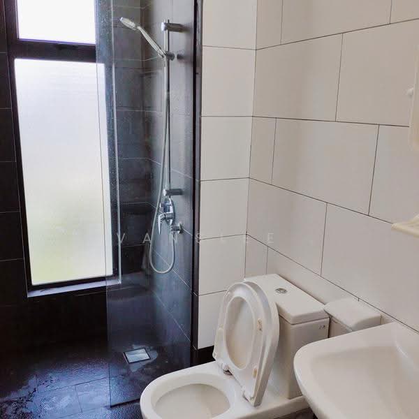 Kediaman Servis untuk Disewa di Univ 360 Place - Evanslee . - Bathroom - PropertyGuru.com.my