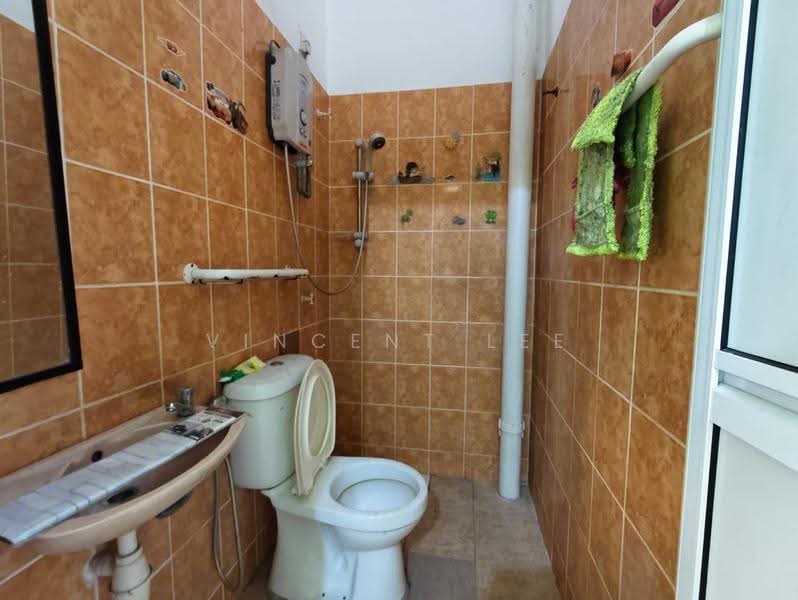 Rumah Teres 2-Tingkat untuk Dijual di Taman Muda (Ampang) - Vincent Lee - Bathroom - PropertyGuru.com.my